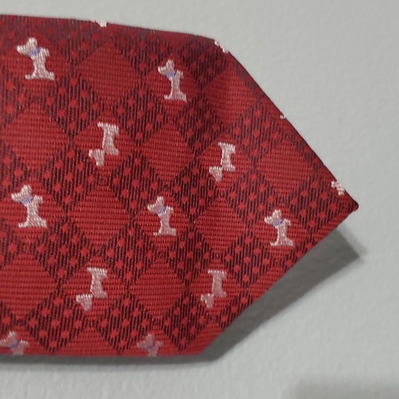 Elegant Burgundy Tie with Subtle Pattern - Picture 3 of 6